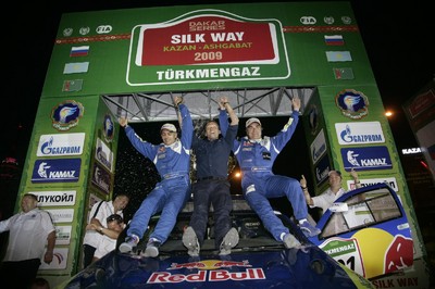 Carlos Sainz (rechts) und Lucas Cruz mit VW-Motorsport-Direktor Kris Nissen.