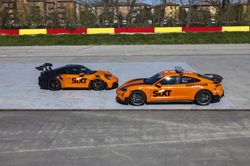 Carrera-Cup: Porsche 911 GT3 RS (Renntaxi) und Taycan Turbo GT (Safety-Car). 