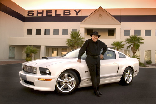Carroll Shelby mit einem Ford Mustang Shelby GT (2007).