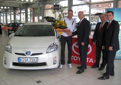 Carsten Eich übernimmt den Prius von Ekkardt Sensendorf, Leiter Corporate PR Toyota Deutschland. Daneben Werner und Alexander Nix vom Autohaus Nix.