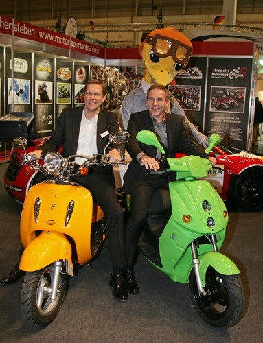 Carsten Reblin (E-tropolis) und Thomas Voss (Geschäftsführer Motorsport Arena Oschersleben) gaben die neue Partnerschaft auf der Essen Motor Show bekannt.