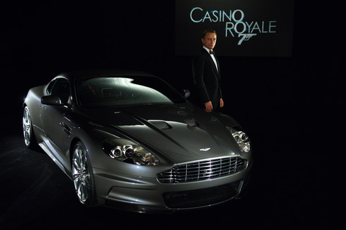 „Casino Royale“ (2006): Aston Martin Vanquish und Daniel Craig. 
