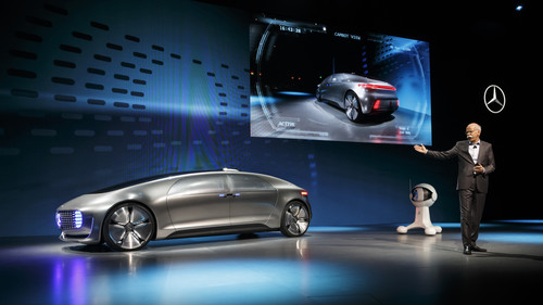 CES 2015; Daimler-Chef Dr. Dieter Zetsche stellt den Mercedes-Benz F 015 Luxury in Motion vor.