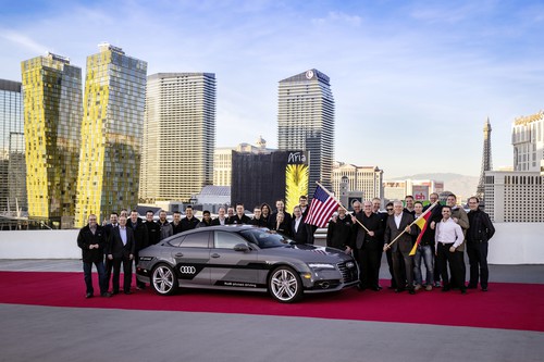 CES 2015: Der Audi A7 Quattro Pilotd Drving Concept erreicht nach rund 900 Kilometern Las Vegas: Entwicklungsvorstand Prof. Dr. Ulrich Hackenberg (mit der deutschen Flagge), feiert mit dem Team und mit Ricky Hudi, Leiter Entwicklung Elektrik/Elektronik (mit der US-Flagge).