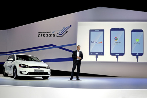CES 2015: Dr. Volkmar Tanneberger, Leiter der Elektrik- und Elektronik-Entwicklung, am Volkswagen Connected Golf.