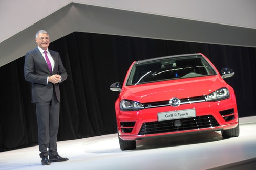 CES 2015: Technik-Vorstand Heinz-Jakob Neußer mit dem VW Golf R Touch.