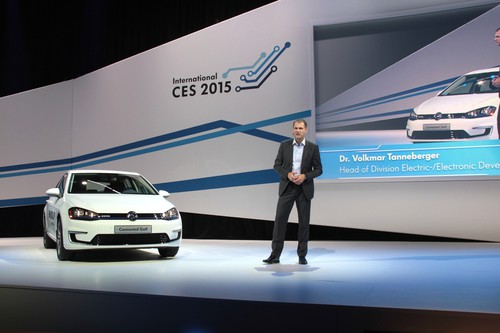 CES 2015: Volkmar Tanneberger, Leiter der Elektrik- und Elektronik-Entwicklung, am Volkswagen Connected E-Golf. 