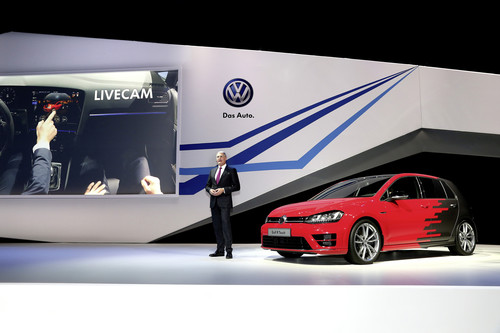 CES 2015: VW-Entwicklungsvorstand Dr. Heinz-Jakob Neußer mit dem Golf R Touch.