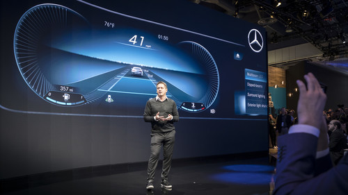 CES 2018: Daimler-Chefdesigner Gorden Wagener stellt das Infotainmentsystem „MBUX“ (Mercedes-Benz User Experience) vor.