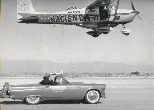 Cessna 172 beim Weltrekordflug in Nevada und ein Ford Thunderbid (1958).