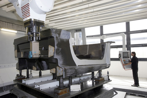 CFK-Teile-Produktion bei Lamborghini: Auch die Werkzeuge sind aus Karbon.