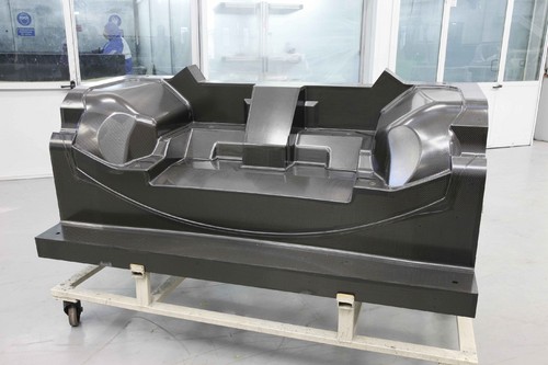 CFK-Teile-Produktion bei Lamborghini: Auch die Werkzeugformen sind aus Karbon. 
