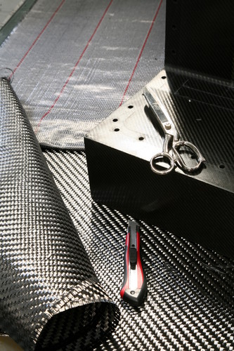 CFK-Teile-Produktion bei Lamborghini: Aus dünnen Fasermatten wird eine hochfeste Fahrgastzelle.
