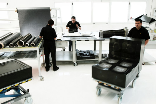 CFK-Teile-Produktion bei Lamborghini: Aus dünnen Fasermatten wird hochfestes Material.