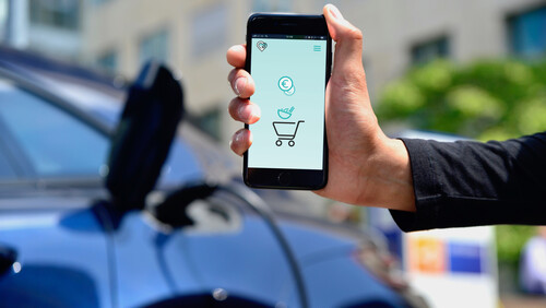 „&Charge“ bietet eine digitale Plattform, über die Nutzer für ihre Online-Einkäufe ein Guthaben zur elektromobilen Fortbewegung erhalten.