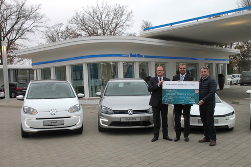 „Charge &amp; Fuel“-Card (von links): Thomas Lieber (Leiter Elektro-Traktion Volkswagen Pkw), Gerhard Künne (Sprecher der Geschäftsführung der Volkswagen Leasing GmbH) und Klaus Allofs (VfL Wolfsburg) vor dem E-Up, Golf GTE und XL1.