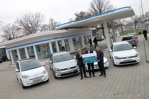 „Charge & Fuel“-Card (von links): Thomas Lieber (Leiter Elektro-Traktion Volkswagen Pkw), Gerhard Künne (Sprecher der Geschäftsführung der Volkswagen Leasing GmbH) und Klaus Allofs (VfL Wolfsburg) vor dem E-Up, Golf GTE, XL1 und E-Golf.