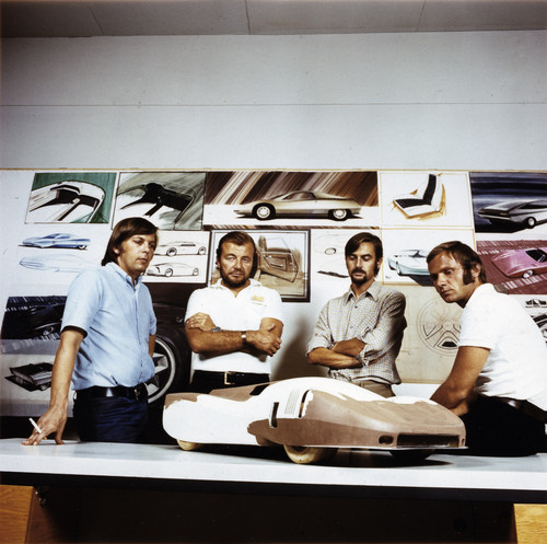 Chef-Designer Anatole Lapine (2.v.l.) in der Designabteilung mit einem Porsche-Modell (ca. 1973).