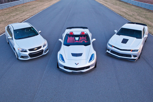 Chevrolet bietet 14 Performance Car Models mit Leistungen zwischen 325 und 625 PS. Die drei Neuen im Bunde: die SS Limousine (links). der Camaro Z/28 (rechts) und die Corvette Z06 als Cabrio.