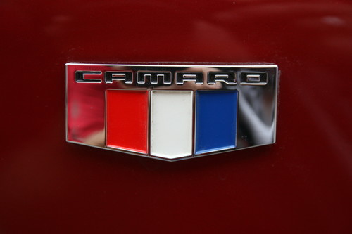 Chevrolet Camaro Turbo 2,0 L Cabrio: Die drei Nationalfarben stehen für die US-Herkunft.