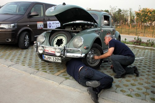 China Rallye of International Classic Cars: Der Volkswagen Käfer Mille Miglia wird repariert.