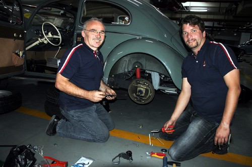 China Rallye of International Classic Cars: die Mechaniker Klaus-Dieter Ulrich (links) und Michael Winkler. 