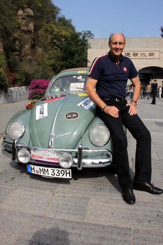 China Rallye of International Classic Cars:  Hans-Joachim Stuck und der Mille-Miglia-Käfer von Volkswagen Classic.