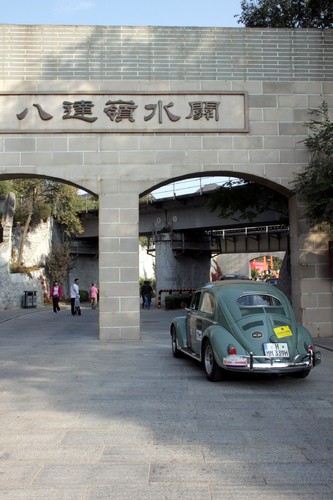 China Rallye of International Classic Cars: Mille-Miglia-Käfer von Volkswagen Classic an der chinesischen Mauer.