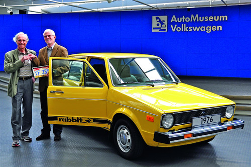 Chris Wegelin übergibt die Fahrzeugschlüssel für den VW Rabbit an Dirk-Michael Conradt, Vorstand der Stiftung Automuseum Volkswagen.