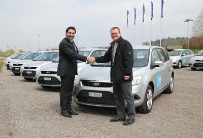 Christian Grunder (rechts), Head of Corporate Purchaising bei der Valora AG, besiegelt den Übernahmevertrag mit Antonio Arcaro, Key Account Manager bei Ford Schweiz.