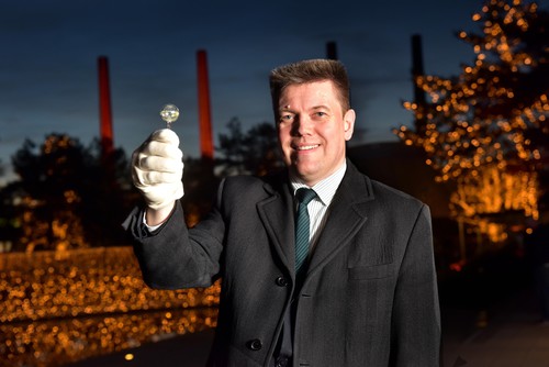 Christian Kiel, Leiter Technisches Eventmanagement der Autostadt, zeigt das Leuchtmittel der Plasmalampen.