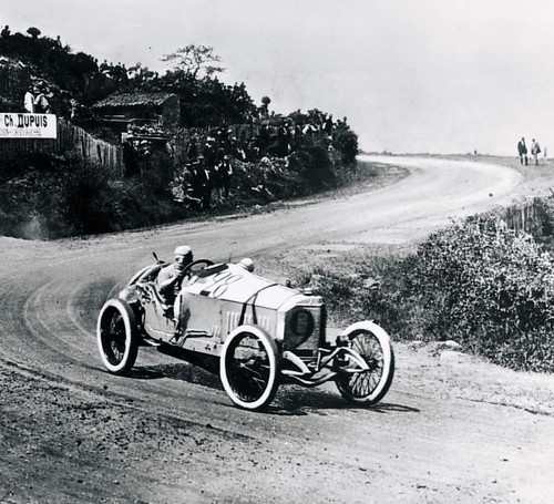 Christian Lautenschlager auf Mercedes Grand Prix Rennwagen beim Großen Preis von Frankreich bei Lyon am 4. Juli 1914.