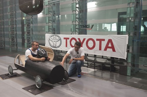 Christian Naujoks (links) und Andreas Partz mit der Seifenkiste im Windkanal von Toyota Motorsport.