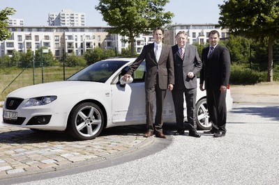 Christian Wolf (links), Leiter Außendienst Großkunden und Behörden der Seat Deutschland GmbH, sowie Andreas Maske von der Maske Fleet GmbH und Thorsten Römer (rechts) vom Autohaus Römer.
