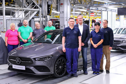 Christian Wolff (3.v.r.), CEO und Standortverantwortlicher der Mercedes-Benz Manufacturing Hungary Kft mit Mitarbeitern des Mercedes-Benz-Werks Kecskemét.
