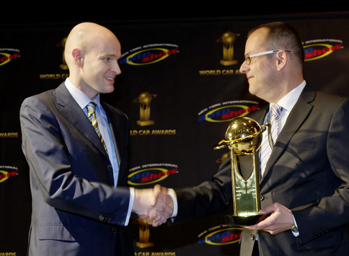 Christoph Horn, Leitung Globale Kommunikation Mercedes-Benz Cars, nimmt den Award entgegen (rechts).
