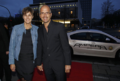 Christoph Maria Herbst und seine Begleitung nutzten ebenfalls den exklusiven Fahrservice mit dem Opel Ampera beim Jupiter Award.