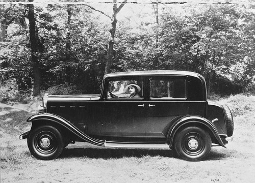Citroën 8CV Berline (1933).
