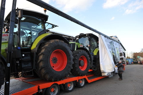Claas-Traktorentransport mit Flex-Cover-Auflieger.