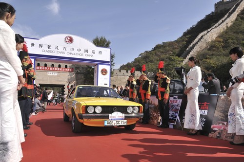 „Classic Cars Challenge China“ (4C) 2013: Der spätere Gesamtsieger beim Start an der Chinesischen Mauer: Scirocco I TS (1974)