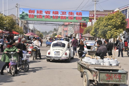 „Classic Cars Challenge China“ (4C) 2013: Der TDE-Käfer in einer ländlichen Kleinstadt