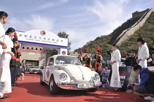 „Classic Cars Challenge China“ (4C) 2013: Der Theo-Decker-Käfer beim Start an der Chinesischen Mauer