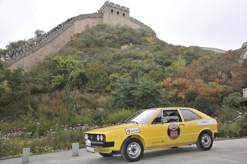 „Classic Cars Challenge China“ (4C) 2013: VW Scirocco I von 1974 vor der chinesischen Mauer.