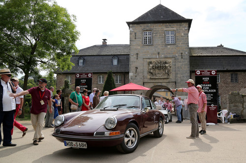 Classic Days Schloss Dyck: Porsche 911 S (1968) vor der Torburg.