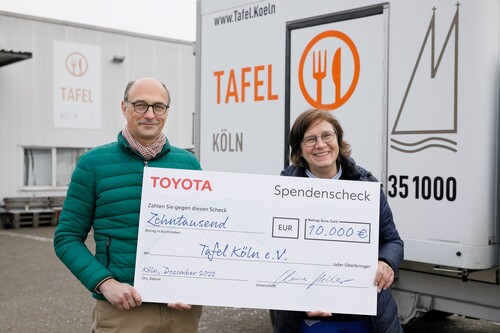 Claus Keller, General Manager People & Innovation bei Toyota, überreicht der Vorsitzenden der Kölner Tafel, Karin Fürhaupter, den symbolischen Spendencheck.
