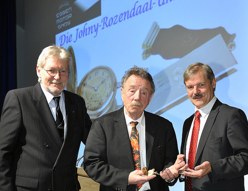 Clauspeter Becker (Mitte) mit der Johny-Roozendahl-Uhr mit dem VdM-Vorsitzenden Heiner Klempp und Michael Lennartz, dem Preisträger des Vorjahres.