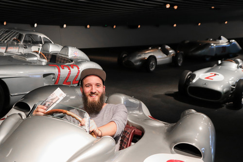 Clemens Bergmann war am 2. Juli 2019 der zehnmillionste Besucher des Mercedes-Benz-Museums in Stuttgart und durfte in einem Mercedes-Benz 2,5-l-Stromlinienwagen W 196 R von 1955 Platz nehmen.