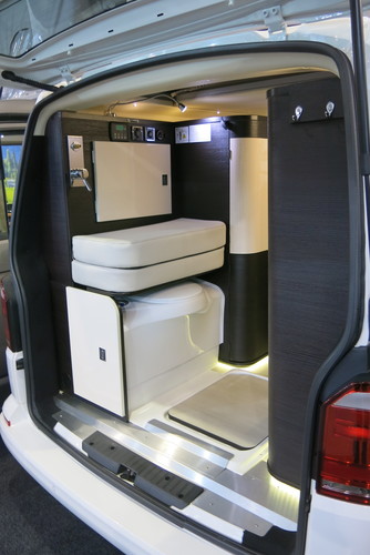 CMT 2018: Westfalia packt eine Toilette in den VW-Campingbus.