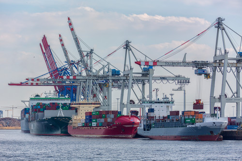 Containerschiffe im Hamburger Hafen.