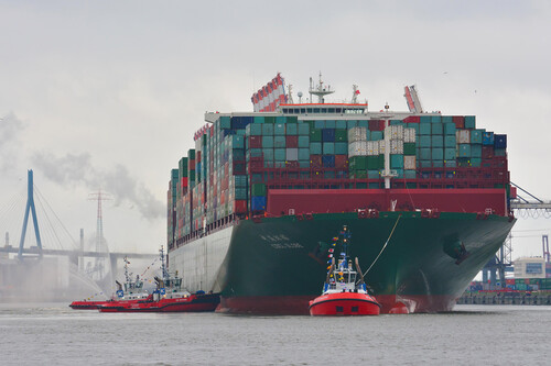 Containershiff im Hamburger Hafen.
